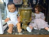 deux poupées assises à côté d'un trophée en or