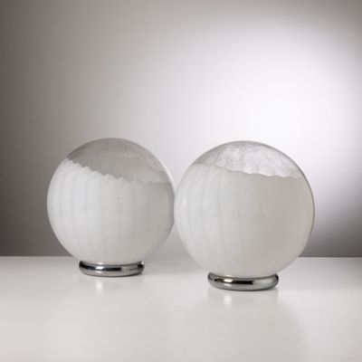 deux vases blancs posés sur une table