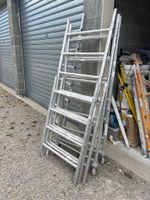 Un échafaudage sur roulettes à deux plateaux , d'une hauteur…
