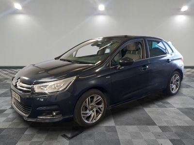 la voiture bleue est garée sur le sol en damier d'un garage