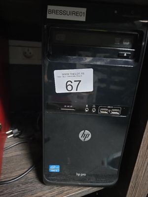 un ordinateur de bureau noir posé sur un bureau en bois