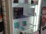 une vitrine contenant de nombreux appareils électroniques