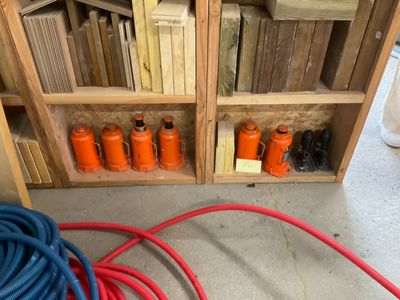 de nombreux types d'outils différents dans un local de stockage