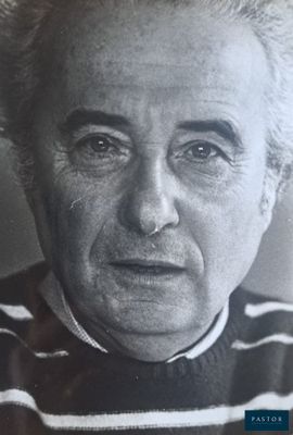 une vieille photo en noir et blanc d'un homme portant une chemise rayée
