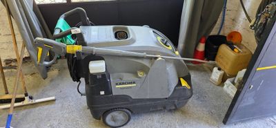 a machine that is sitting on the floor in the garage