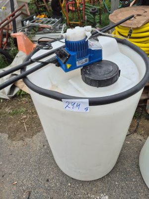 un seau blanc surmonté d'une pompe bleue, à côté d'un seau blanc sur lequel est posée une pompe bleue