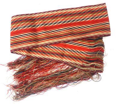 écharpe à rayures multicolores avec des franges, sur fond blanc