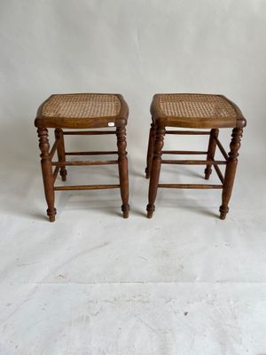 paire de tabourets anciens en bois avec des assises en osier, sur fond blanc