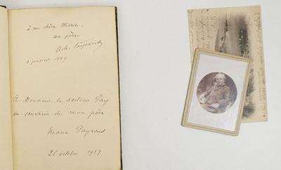 un livre ouvert sur lequel figure l'image d'un homme et d'un chat