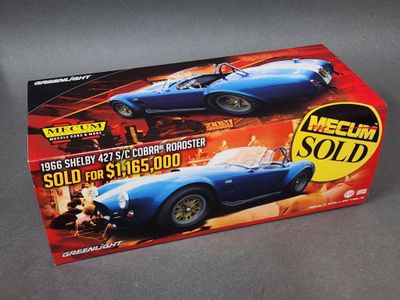 la boîte est ouverte pour montrer la maquette d'une voiture de sport bleue