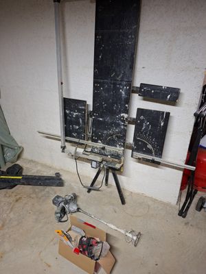 une boîte à outils posée par terre dans un garage