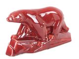 une statue d'ours rouge sur fond blanc