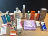 de nombreux types de produits de soins de la peau disposés sur une table