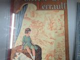 deux livres exposés dans une vitrine