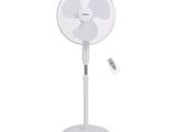 une photo d'un ventilateur sur pied blanc avec télécommande