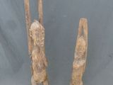 paire de personnages en bois sculpté représentant un homme et une femme