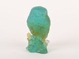 une petite figurine en verre représentant un oiseau perché sur une branche