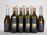 six bouteilles de vin sont alignées sur une surface blanche