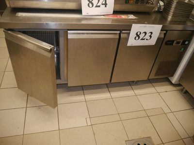 une photo d'une cuisine équipée de nombreux appareils électroménagers en inox
