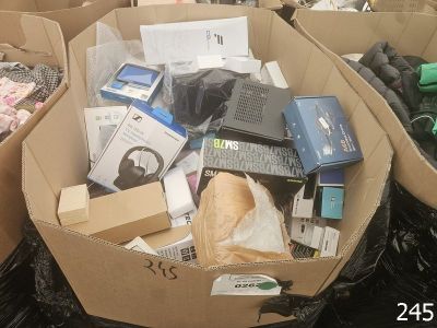 de nombreuses boîtes contenant des appareils électroniques empilées par terre
