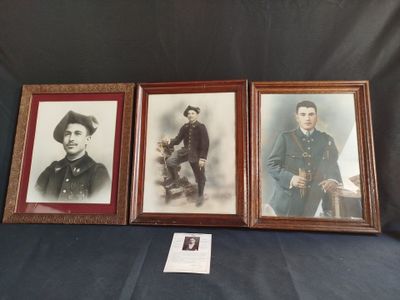 trois photos encadrées représentant des hommes en uniforme militaire, posées sur une table