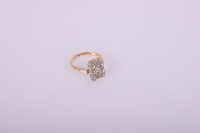une image d'une bague en or avec des diamants sur un fond blanc