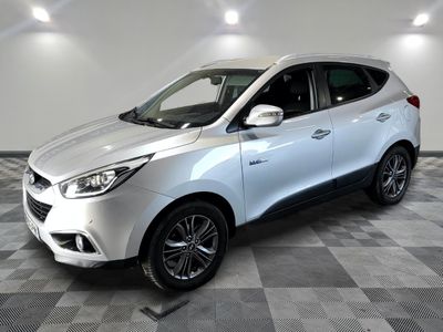 la voiture blanche est garée dans la pièce au sol en damier