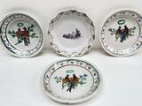 trois assiettes avec des oiseaux sont posées sur une surface blanche