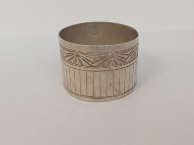 une image représentant une coupe en argent posée sur une table blanche
