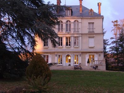 un grand bâtiment blanc avec de nombreuses fenêtres