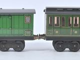 deux petits trains assis côte à côte sur une surface blanche