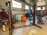 l'image d'un garage contenant de nombreux outils