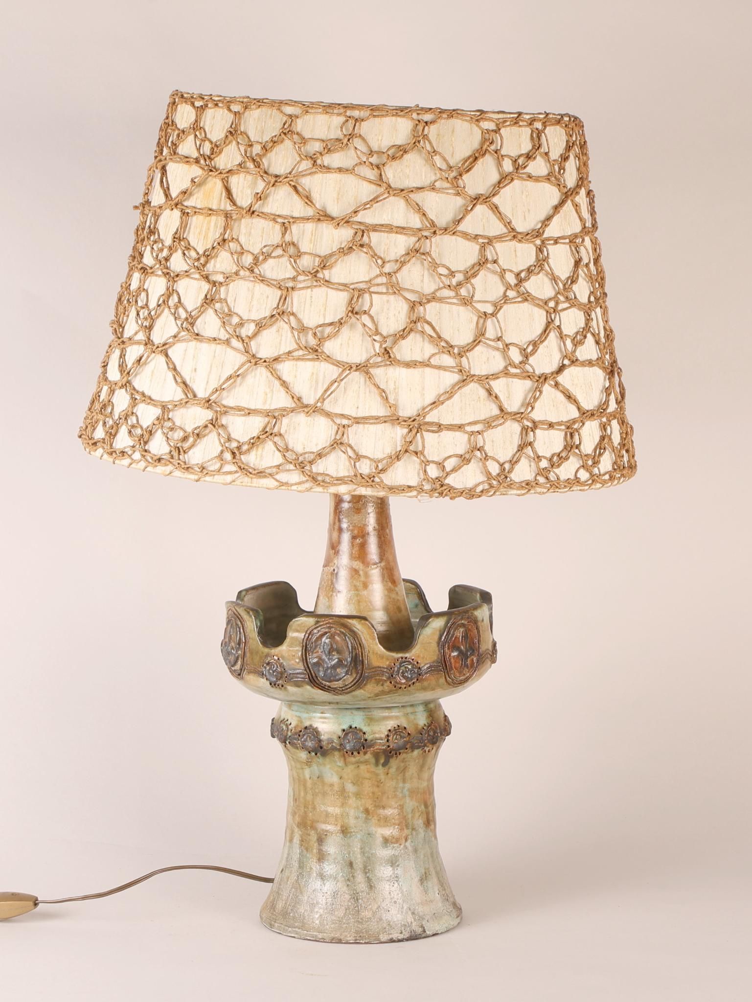 Françoise CHEDEVILLE (né en 1940) Pied de lampe en céramique émaillée à décor d'épi de faitage. Signé. H : 55 cm avec...