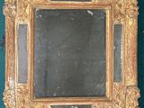 un miroir posé sur une surface verte