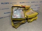 plusieurs sacs contenant divers objets, posés dans un sac jaune par terre