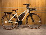 une photo d'un vélo garé dans un garage