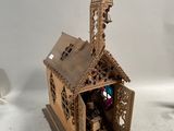 une maquette en bois d'une église avec un clocher