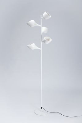 un lampadaire blanc muni de cinq lampes de chaque côté