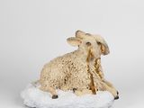 deux figurines de moutons posées sur un sol recouvert de neige
