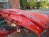 a boat that is sitting on the back of a trailer