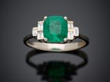 une bague en émeraude et diamant