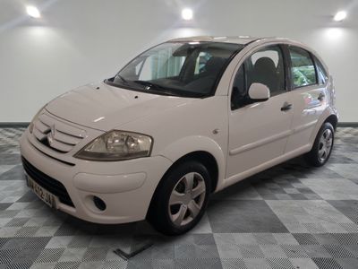 la photo d'une petite voiture blanche garée dans un garage