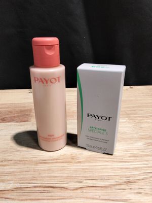 un gros plan sur un flacon de lotion posé à côté d'une boîte sur une table