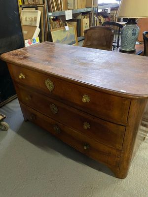 une grande commode en bois au milieu d'une pièce