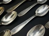 de nombreuses cuillères et des cuillères posées sur une table