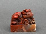 Figurine chinoise sculptée représentant deux grenouilles sur un rocher