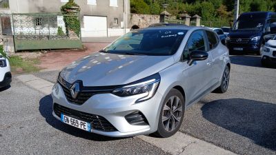 une voiture argentée garée sur le bord de la route