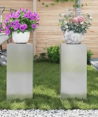 deux jardinières posées dans l'herbe