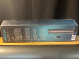 une console Nintendo Wii, dont l'emballage a été ouvert, posée sur une table