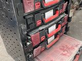 une photo d'un tiroir rempli d'outils dans un garage